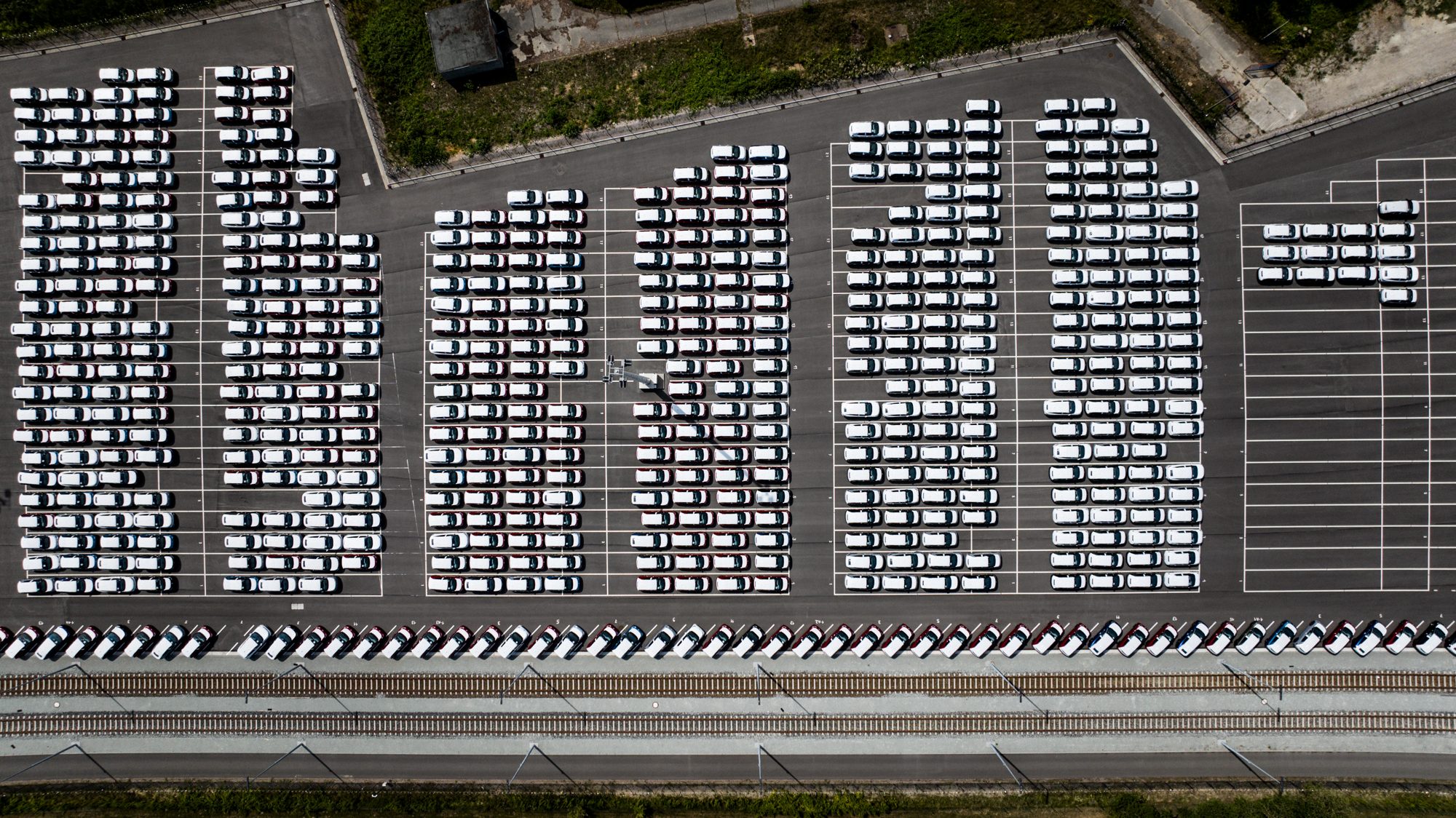 Luftaufnahme: Fahrzeugterminal, Industrie & Logistik
