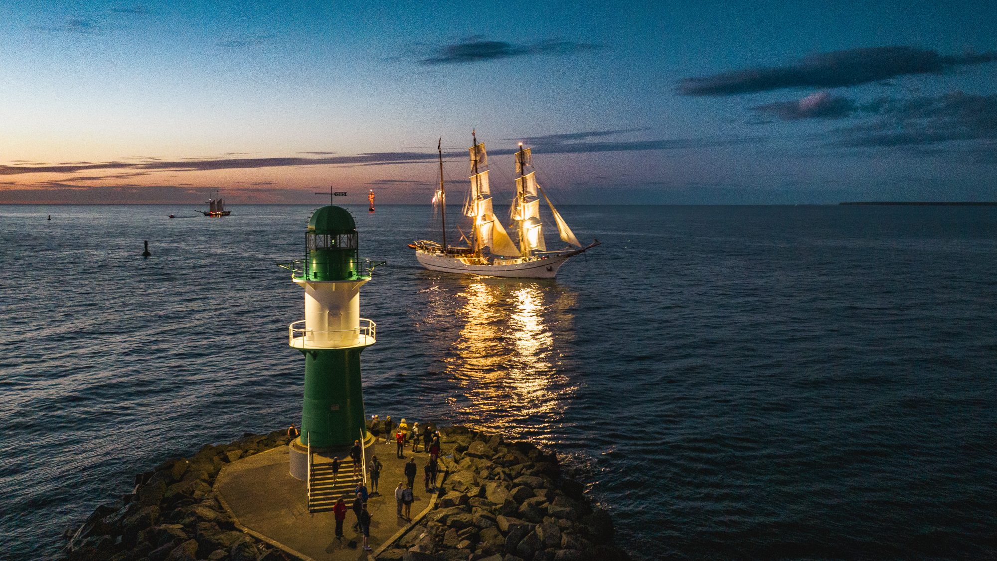 Luftaufnahme: Hanse Sail bei Nacht, Warnemünde