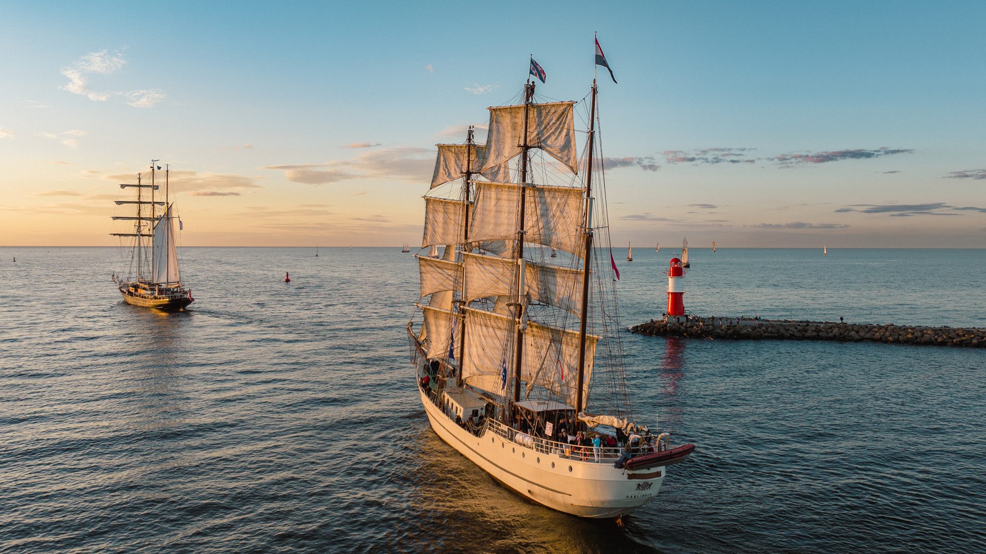Luftaufnahme: Windjammer vor der Mole, Hanse Sail