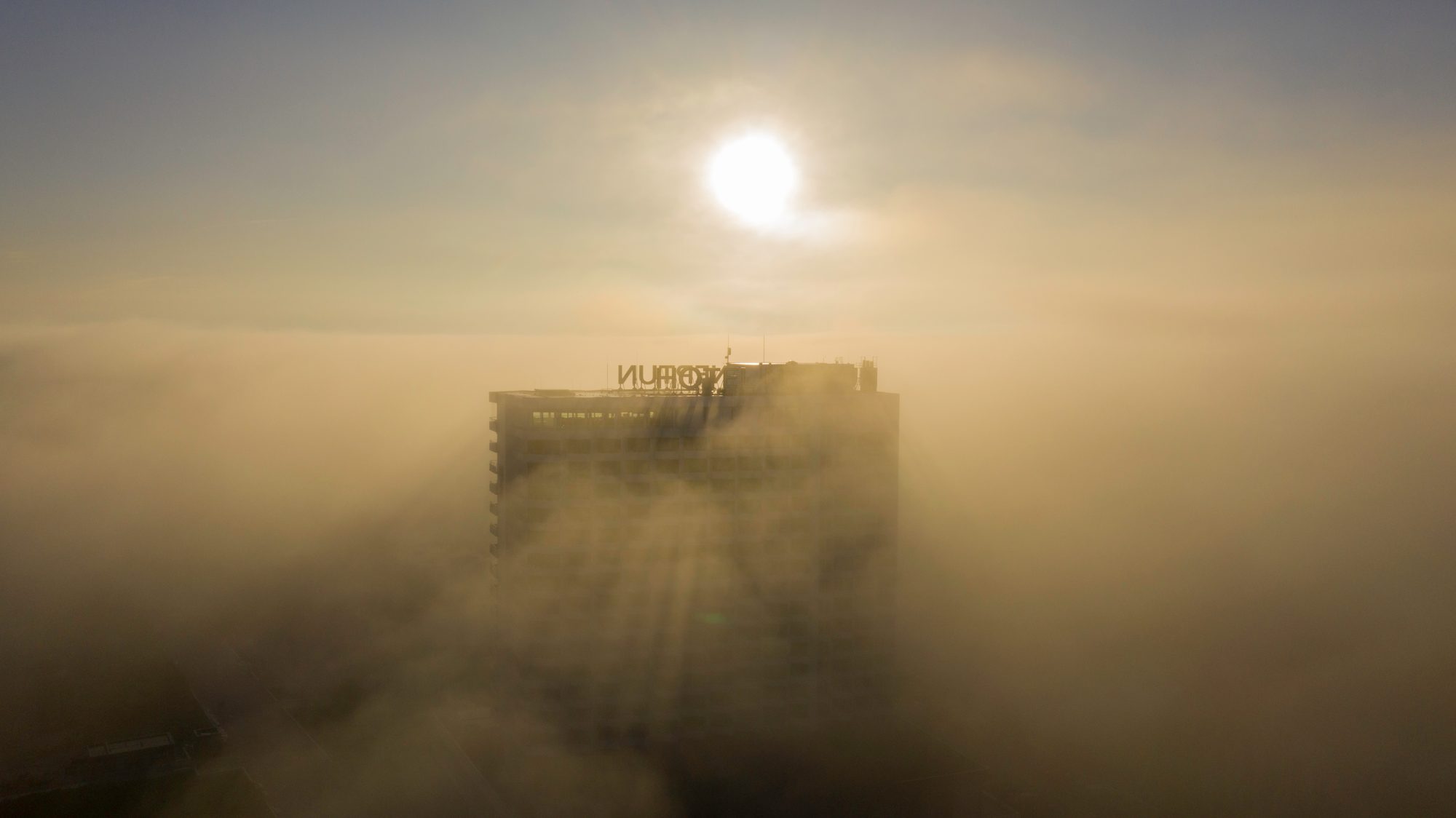 Luftaufnahme: Hotel Neptun im Morgennebel, Warnemünde