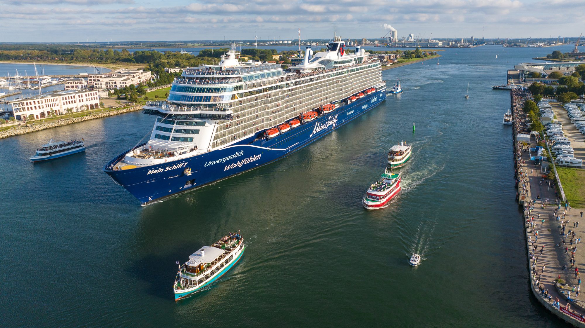 Luftaufnahme: Mein Schiff 7 läuft aus, Warnemünde