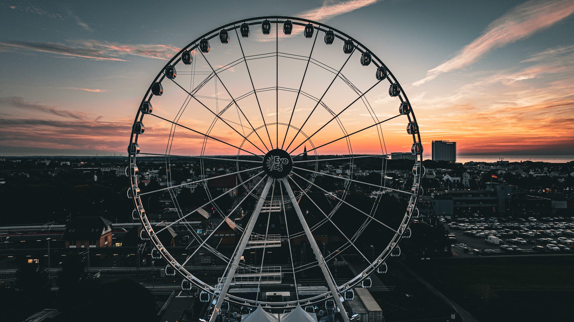 Luftaufnahme: Riesenrad bei Sonnenuntergang, Warnemünde