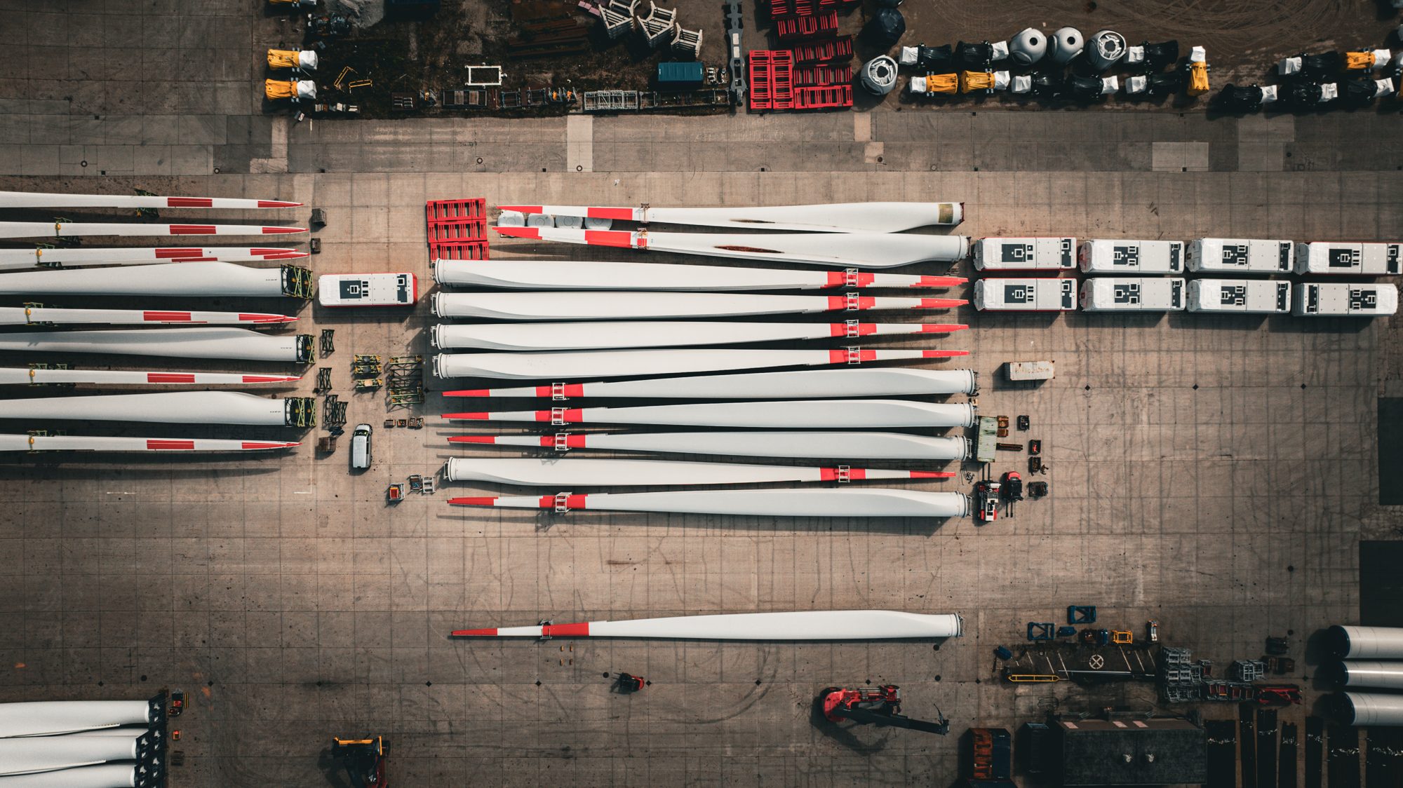 Luftaufnahme: Rotorblätter, Industrie & Logistik