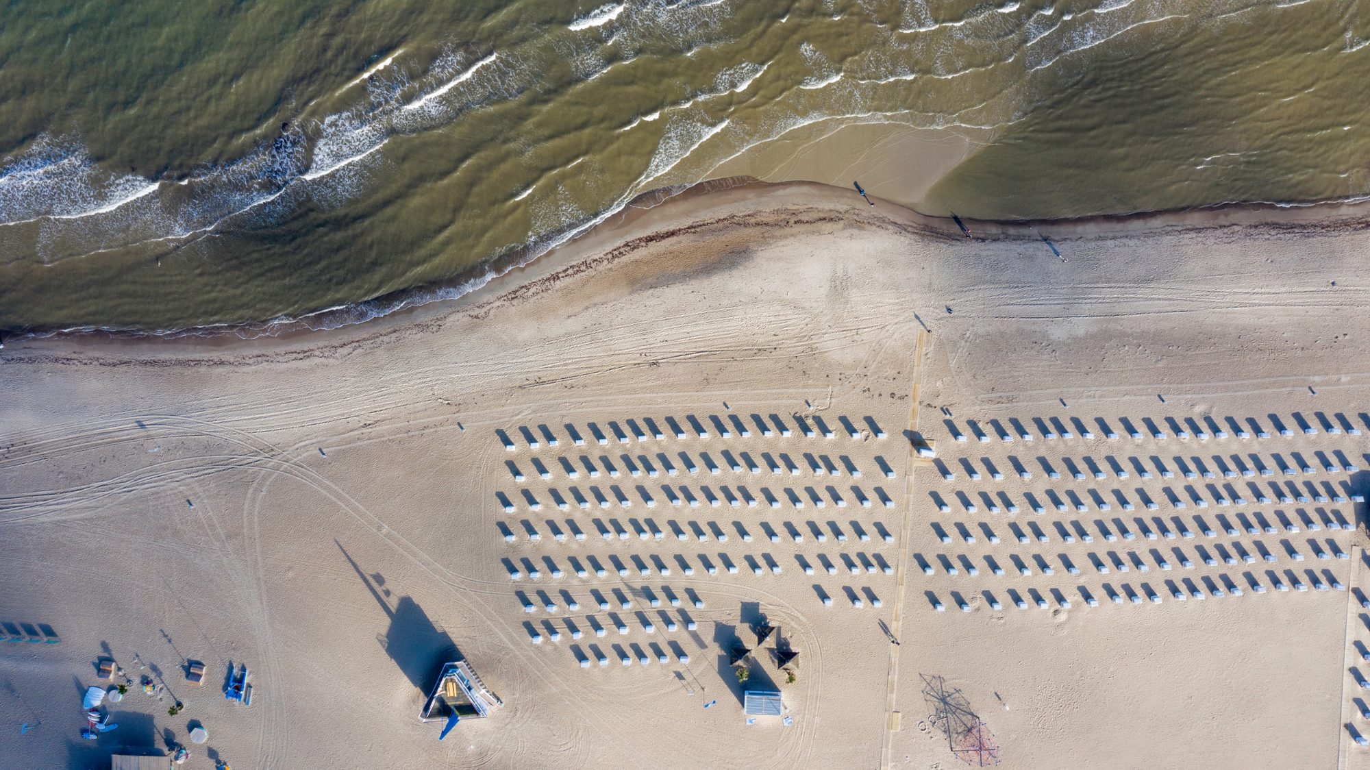 Luftaufnahme: Strandkörbe von oben, Warnemünde